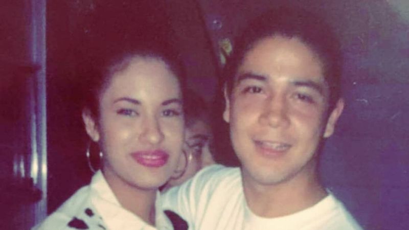 ¿Recuerdas al esposo de Selena Quintanilla? Mira cómo luce a sus 51 años