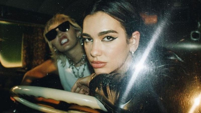 Sin ropa interior: el osado vestido de Dua Lipa que apenas cubre lo que debe