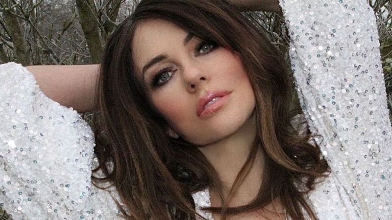 Desde la playa: Elizabeth Hurley levantó la temperatura del invierno inglés con una osada FOTO