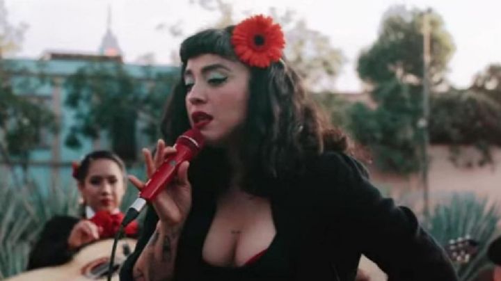 “¿Ya se les quemó el corazón?”: Mon Laferte celebra su nuevo video con una osada FOTO