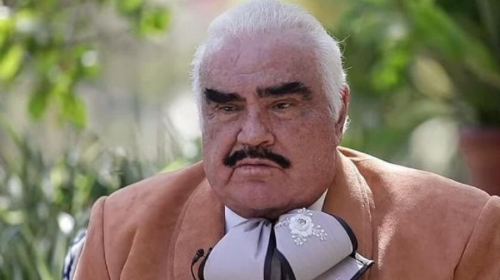 Vicente Fernández casi se asfixia con el moño, y los memes de los usuarios no se lo perdonan