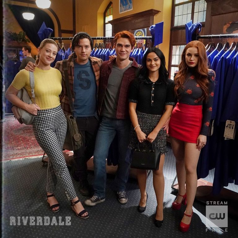 Riverdale está protagonizada por KJ Apa (Archie Andrews), Cole Sprouse (Jughead), Lili Reinhart (Betty Cooper), Camila Mendes (Veronica Lodge) y Madelaine Petsch (Cheryl Blossom).