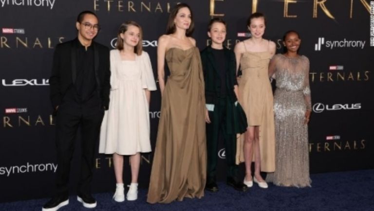 Angelina Jolie junto a sus hijes Maddox, Vivienne, Knox, Shiloh y Zahara