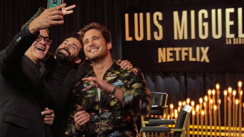 El elenco de Luis Miguel, La serie, se reúne por última vez en la celebración “Y me iré con el Sol”