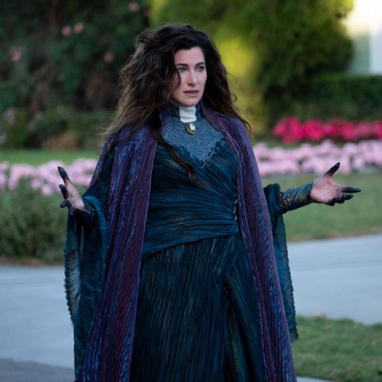 Kathryn Hahn como Agatha Harkness