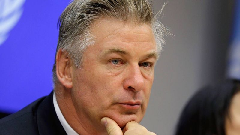 Nueva demanda dice que Alec Baldwin disparó un tiro fatal a pesar de que la escena no tenía un arma