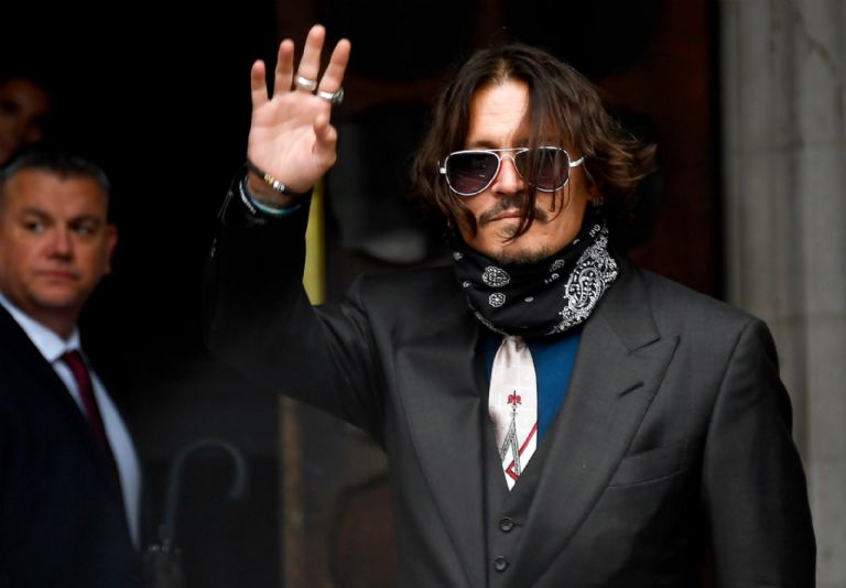 Johnny Depp a la salida de la audiencia por el juicio