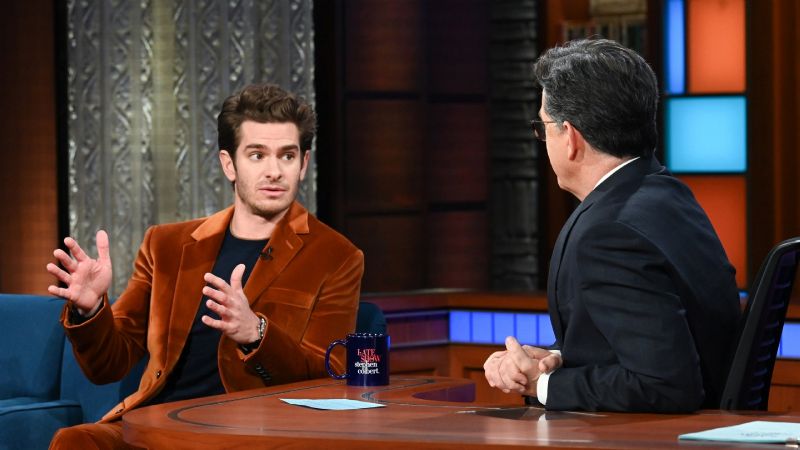 Andrew Garfield reflexiona emocionalmente sobre la muerte de su madre