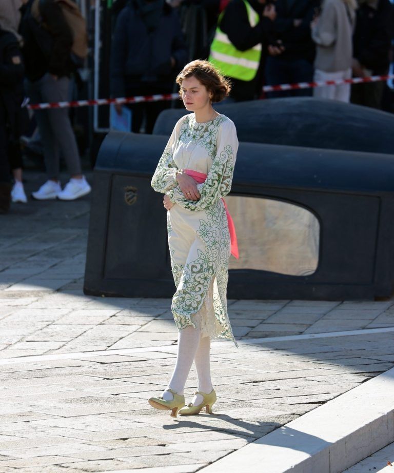 Emma Corrin durante el rodaje de El amante de Lady Chatterley