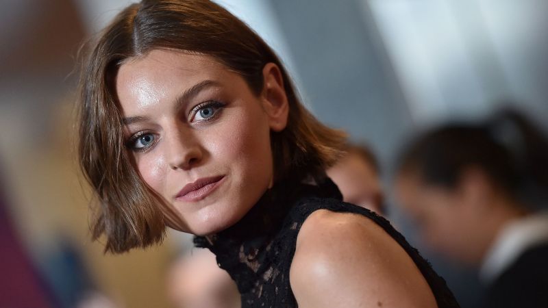 Emma Corrin filma la adaptación de Netflix de 'El amante de Lady Chatterley'