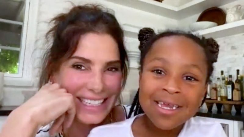 Sandra Bullock habla sobre las inseguridades en torno al 'color de piel' de sus hijos adoptados