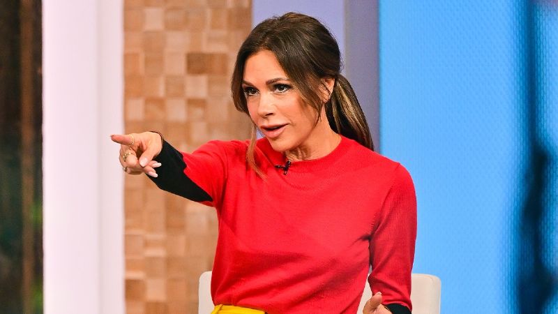 Victoria Beckham les da a los fanáticos un vistazo de su deslumbrante árbol de Navidad: 'Elf está de vuelta'