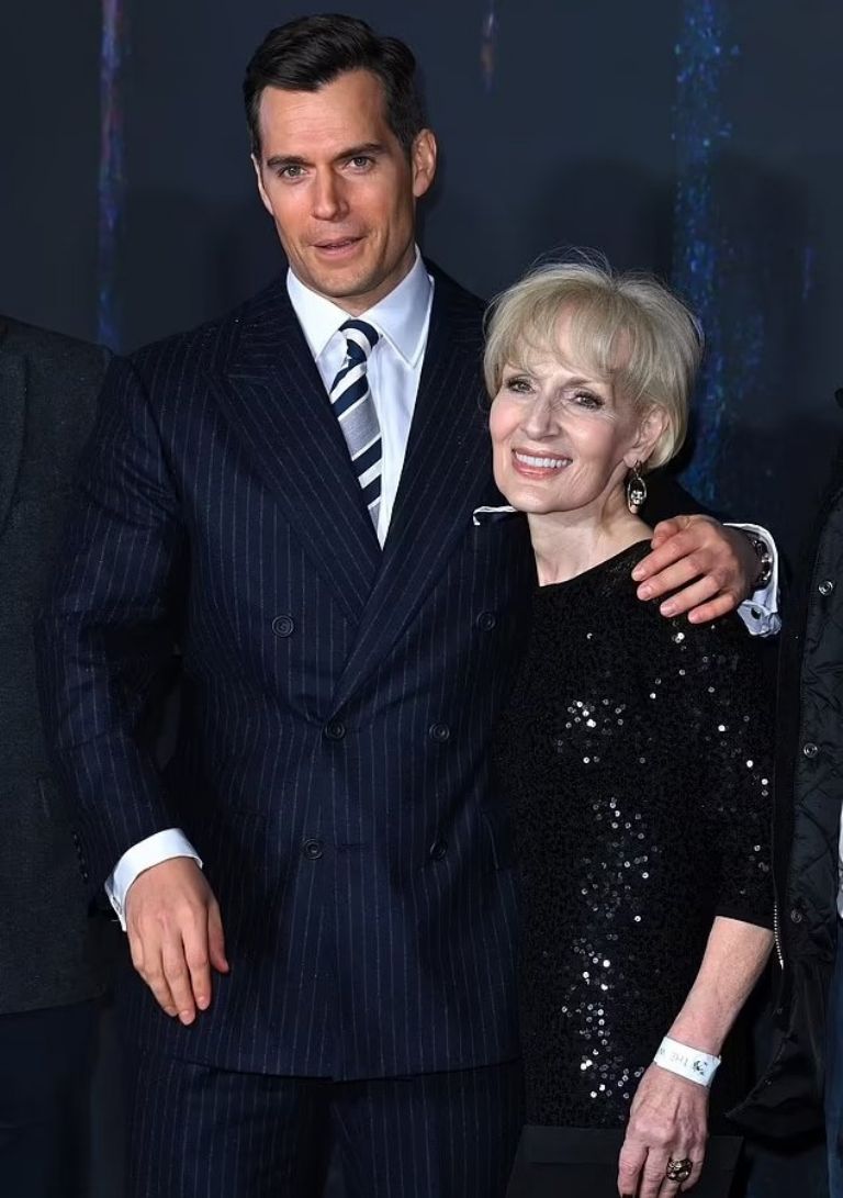 Henry Cavill trae a su madre como cita para el estreno de 'The Witcher 2'