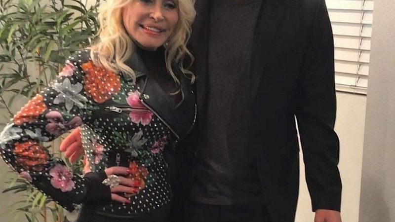 Keanu Reeves una vez usó el disfraz de conejita Playboy de Dolly Parton para Halloween