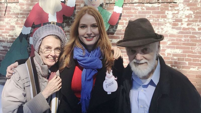 Los padres de Alicia Witt, estrella de The Walking Dead, encontrados muertos cuando les pidió a los fanáticos que obtuvieran copias firmadas de su nuevo libro