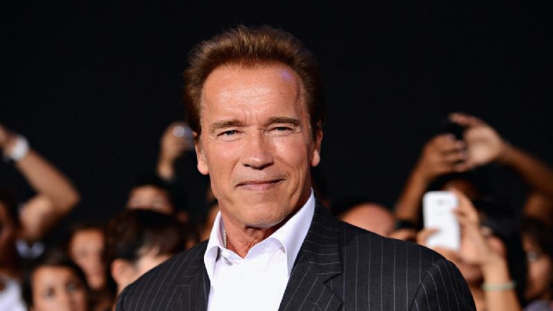 Arnold Schwarzenegger celebra a los veteranos sin hogar con la donación de 25 casas pequeñitas para ellos