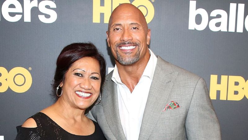 'La Roca' Dwayne Johnson sorprende a su mamá con un auto nuevo para Navidad (VIDEO)