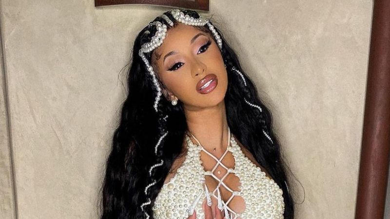 Al borde de la censura: el video de Cardi B besando a otra mujer que es furor en las redes