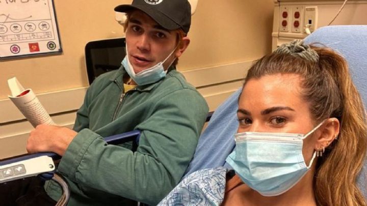 KJ Apa pasó la nochevieja en el hospital con su novia Clara Berry