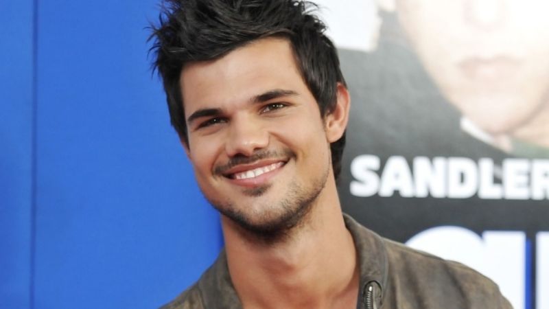 Taylor Lautner tuvo miedo de salir en público durante 10 años en medio de la locura de 'Crepúsculo'