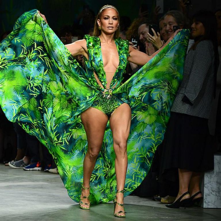 Jennifer Lopez en su vestido Versace que rompió la web