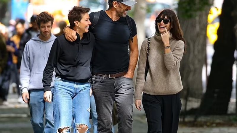 Camila Morrone sale a dar un paseo con su padre Máximo tras separarse de Leonardo DiCaprio