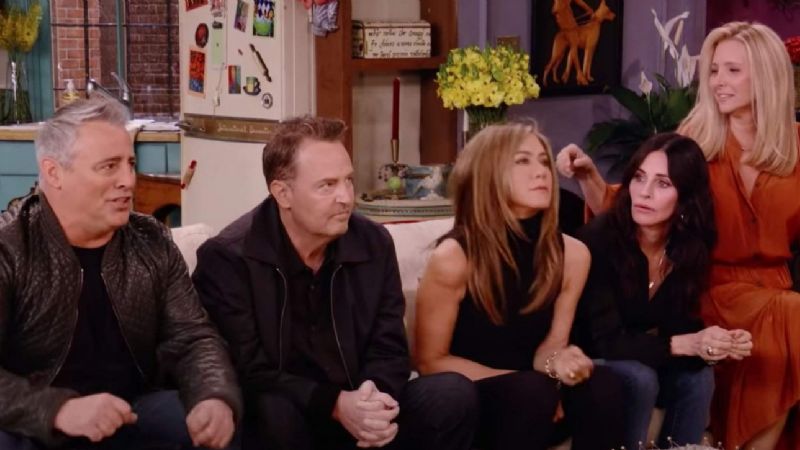 Matthew Perry revela que recibió 'buenos mensajes de texto' del elenco de 'Friends' por sus memorias