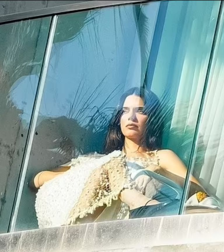 Kendall Jenner posando para una sesión en Hollywood Hills / FOTO: CAPTURA