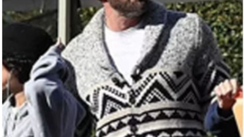 Ben Affleck luce un look chic de invierno mientras lleva a los niños a un viaje al mercado