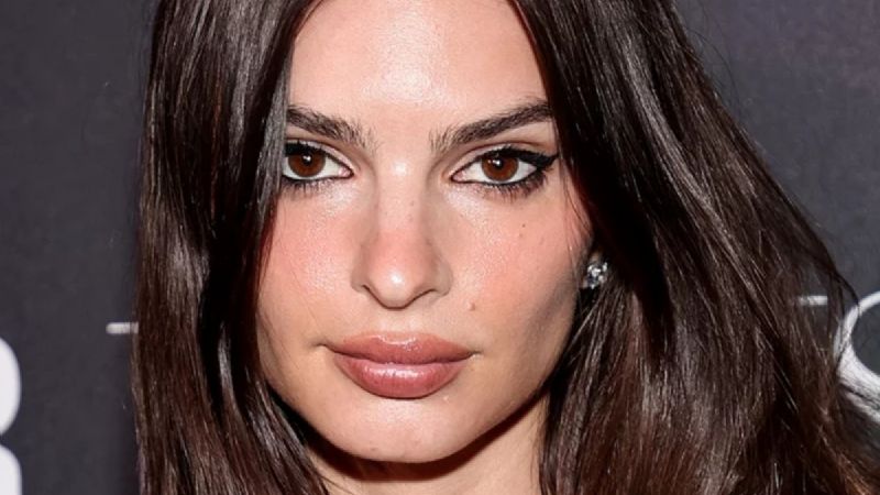 Emily Ratajkowski se sincera sobre la razón emocional detrás de su pérdida de peso