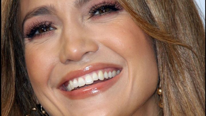 Jennifer Lopez derrocha glamour en la promoción de su película de Netflix 'The Mother'