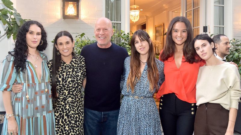 Bruce Willis disfruta de una cita nocturna con las hijas que comparte con la ex Demi Moore