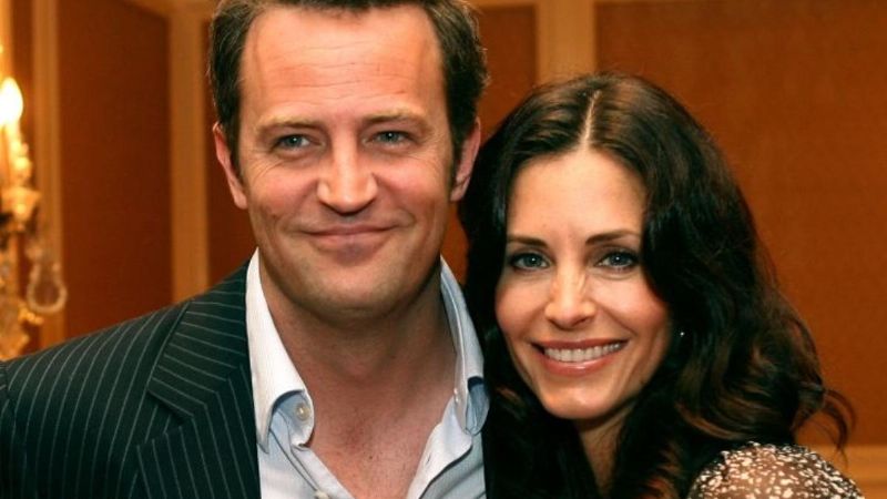 Matthew Perry 'luchó' durante el rodaje de 'Friends', comparte Courteney Cox