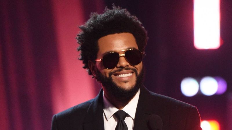 The Weeknd sale al paso de los rumores de romance de Angelina Jolie con Simi Khadra