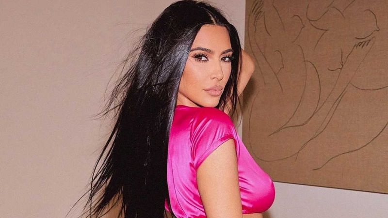 La última foto de Kim Kardashian tiene a los fanáticos de Ariana Grande hablando