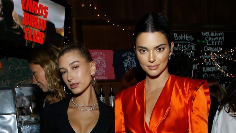 Kendall Jenner y Hailey Bieber estacionan ilegalmente sus autos en lugares para discapacitados durante Pilates