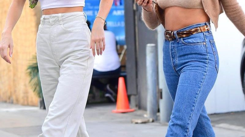 Kendall Jenner y Hailey Bieber estacionan ilegalmente sus autos en lugares para discapacitados durante Pilates