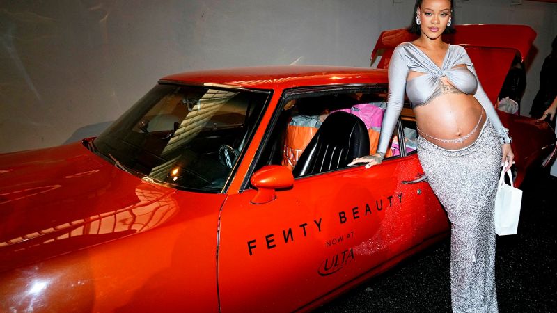 Rihanna embarazada deja a todos boquiabiertos en traje plateado metálico en el evento Fenty Beauty