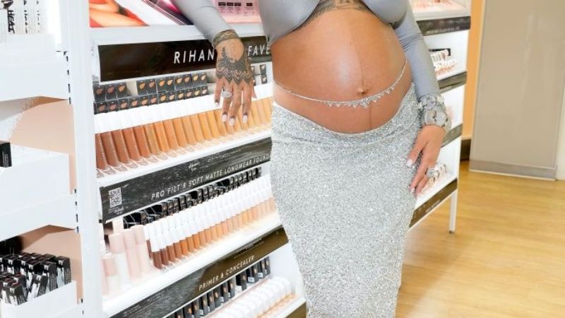 Rihanna embarazada deja a todos boquiabiertos en traje plateado metálico en el evento Fenty Beauty