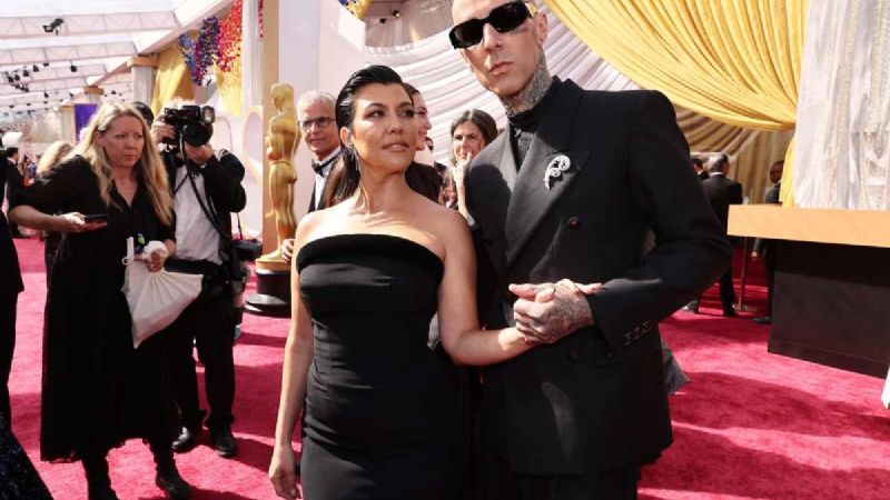 Kourtney Kardashian y Travis Barker reinan en la alfombra roja de los Oscar 2022