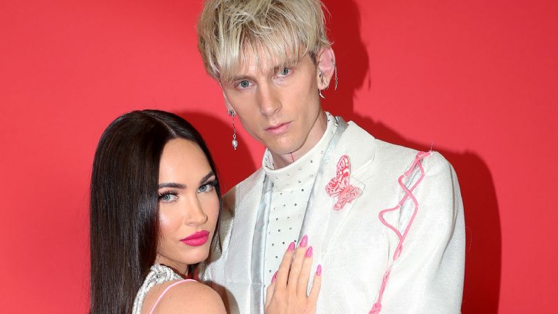 Machine Gun Kelly llama a Meghan Fox su 'esposa' durante un programa reciente