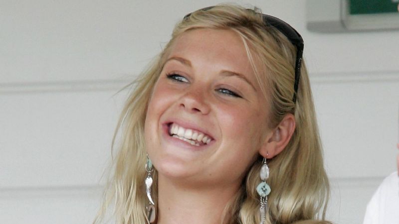 La ex del príncipe Harry Chelsy Davy hace alarde de su anillo de zafiro durante su última salida en Londres