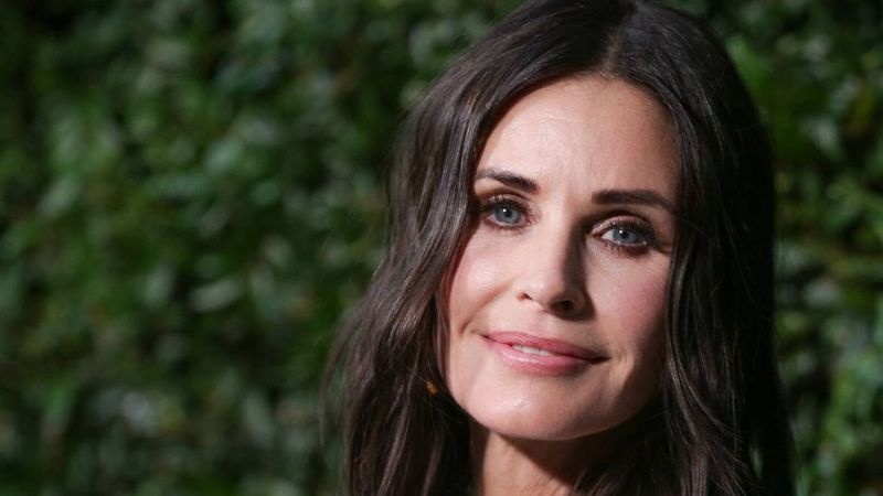 Courteney Cox habla sobre las caídas de su carrera y los trolls en línea: 'Fueron tan groseros'