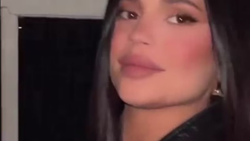 Kylie Jenner llega a Coachella con Kendall Jenner dos meses después del nacimiento de su hijo: fotos