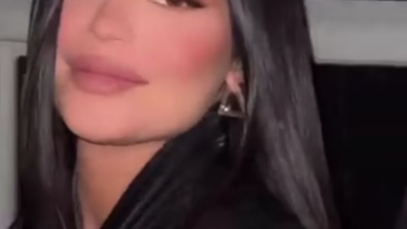 Kylie Jenner llega a Coachella con Kendall Jenner dos meses después del nacimiento de su hijo: fotos