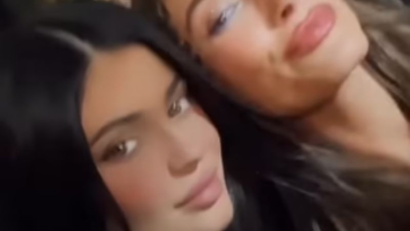 Kylie Jenner llega a Coachella con Kendall Jenner dos meses después del nacimiento de su hijo: fotos