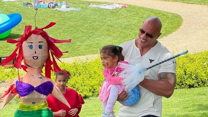 Dwayne Johnson lanza adorables instantáneas del cumpleaños temático de Sirena de su hija