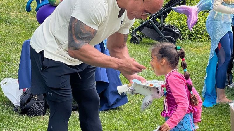 Dwayne Johnson lanza adorables instantáneas del cumpleaños temático de Sirena de su hija