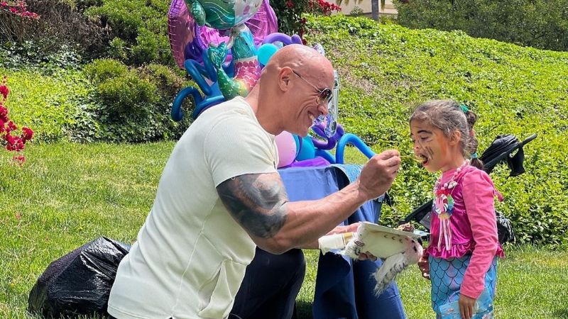 Dwayne Johnson lanza adorables instantáneas del cumpleaños temático de Sirena de su hija