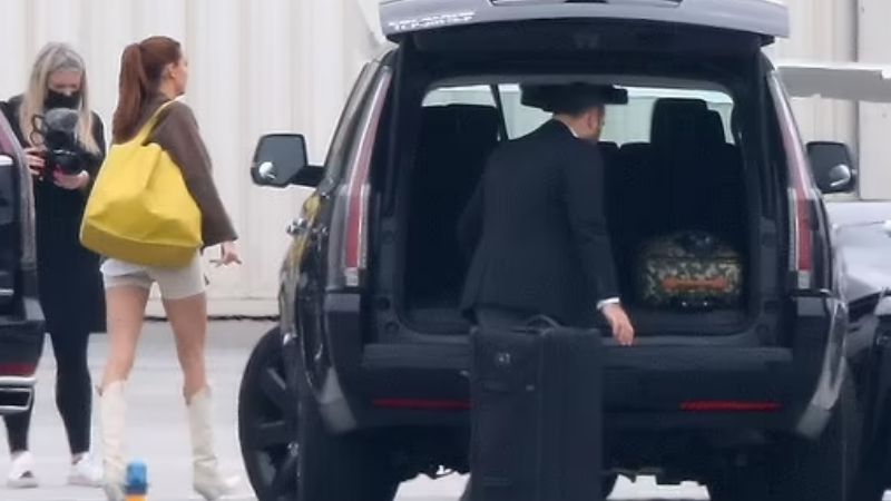 Kendall Jenner sorprende a todos mientras muestra sus largas piernas en pantalones cortos blancos